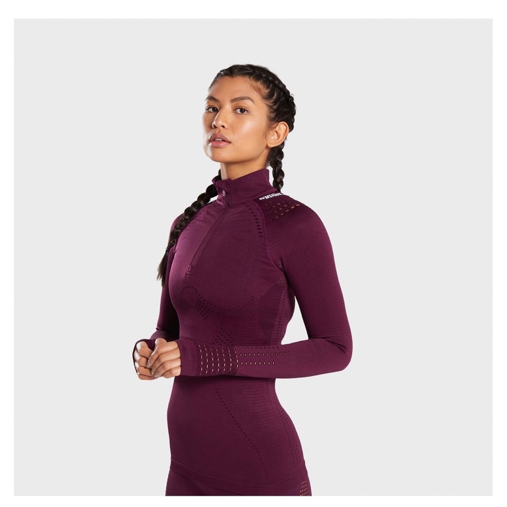 1/2 Zip-up pullover.